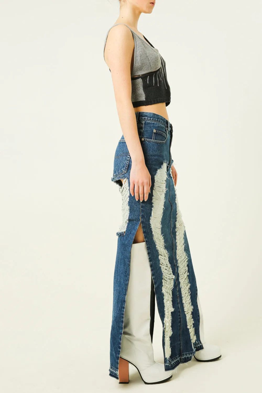 Denim skirt with cut side seams